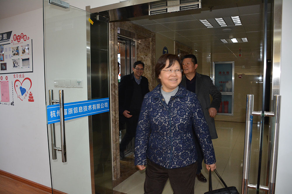 省委副秘書長、省檔案局局長劉蕓帶隊(duì)來公司開展“服務(wù)企業(yè)、服務(wù)群眾、服務(wù)基層“活動(dòng)1.jpg