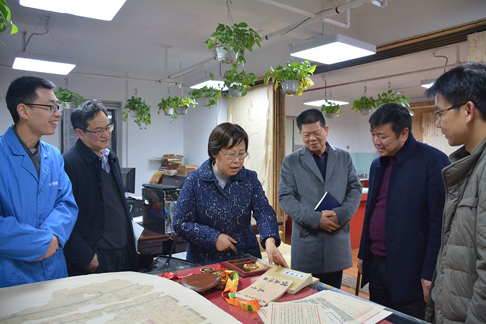 省委副秘書長、省檔案局局長劉蕓帶隊(duì)來公司開展“服務(wù)企業(yè)、服務(wù)群眾、服務(wù)基層“活動(dòng)2.jpg